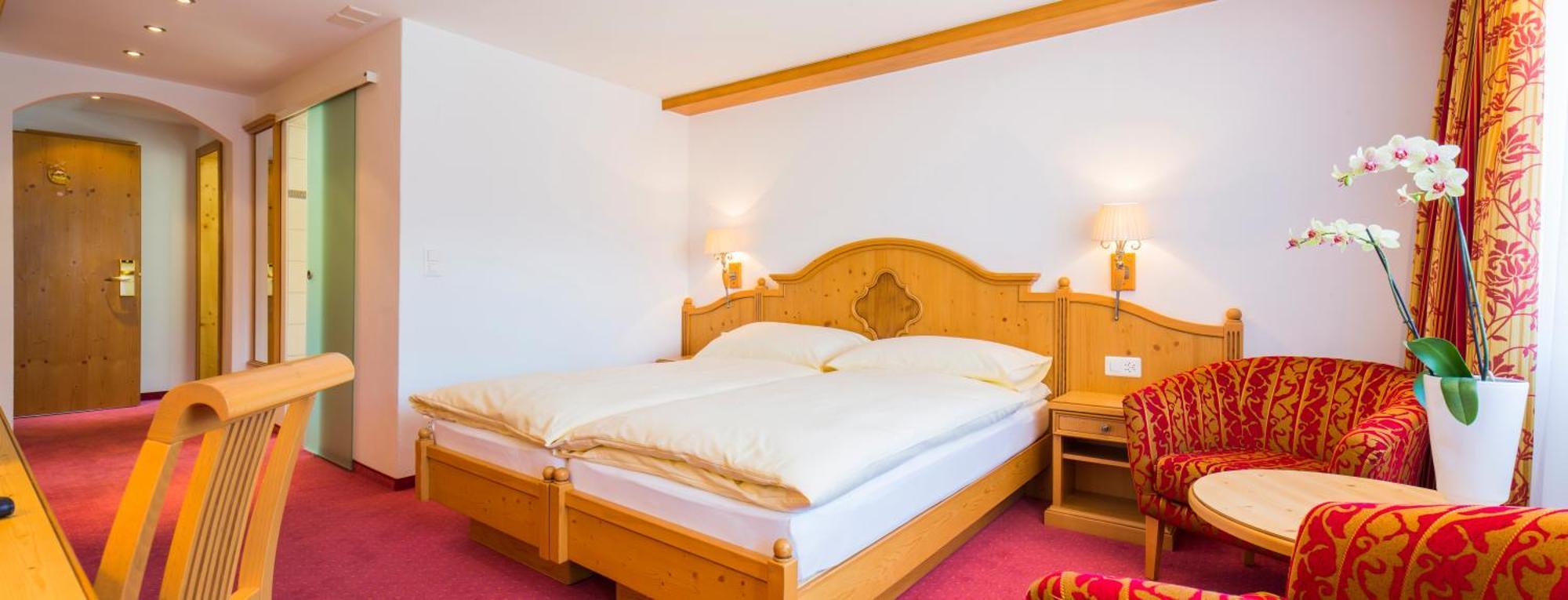 Deluxe Doppelzimmer mit Balkon und Blick auf das Matterhorn