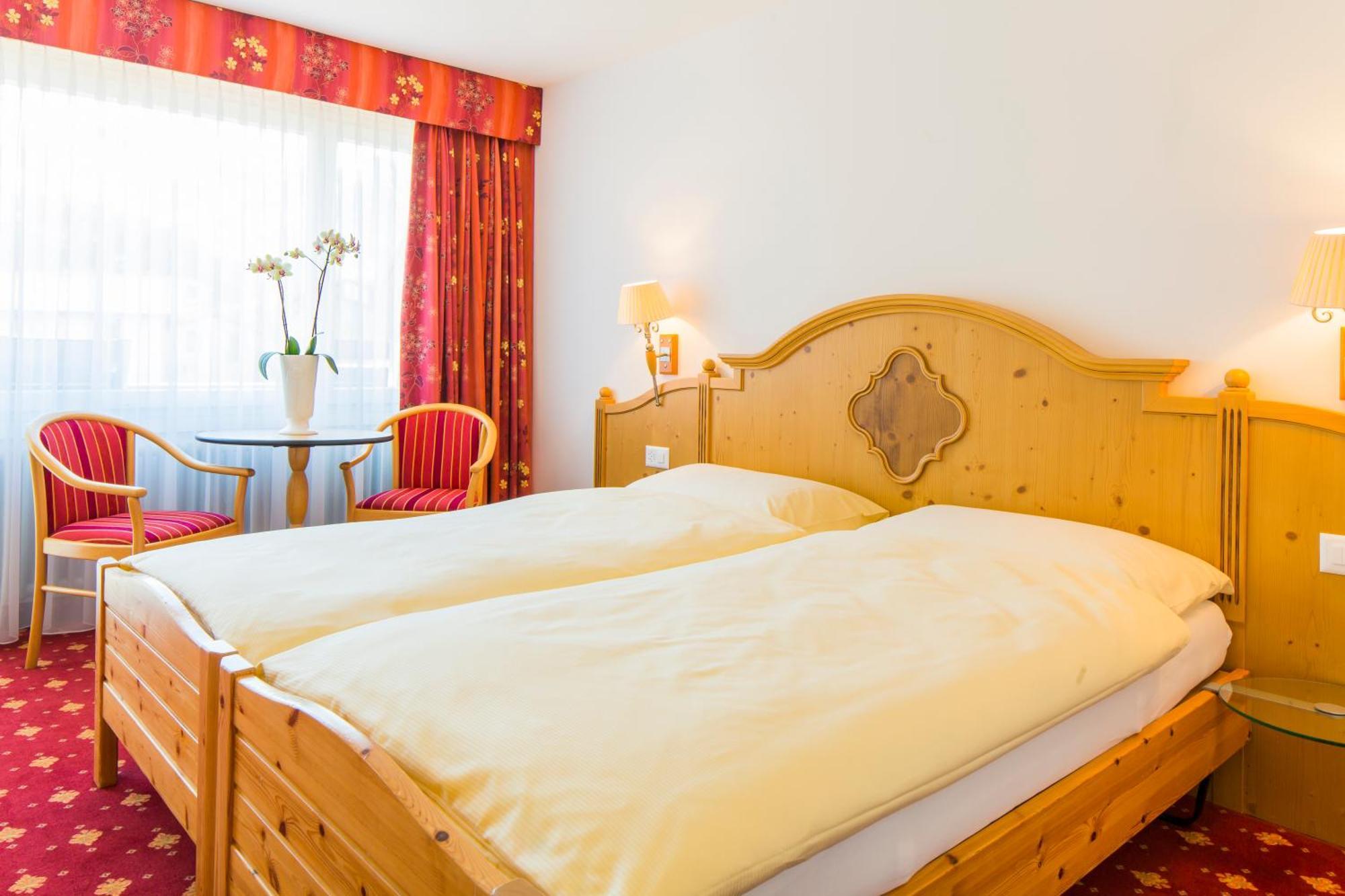 Doppelzimmer mit Balkon und Blick zum Matterhorn