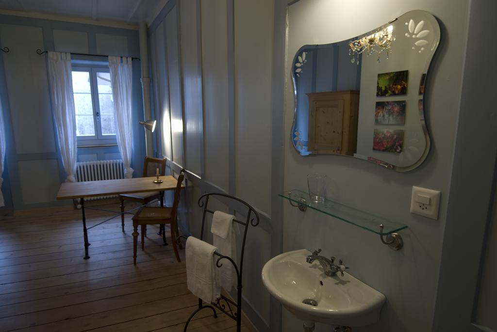 Doppelzimmer mit Queensize-Bett und Gemeinschaftsbad