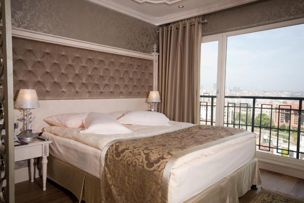 Suite mit Whirlpool-Badewanne und Blick auf den Bosporus