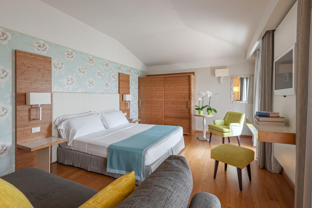 Prestige Zimmer mit Kingsize-Bett und Seeblick