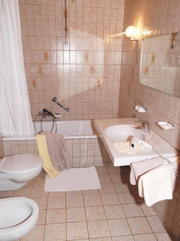 Dreibettzimmer mit Balkon