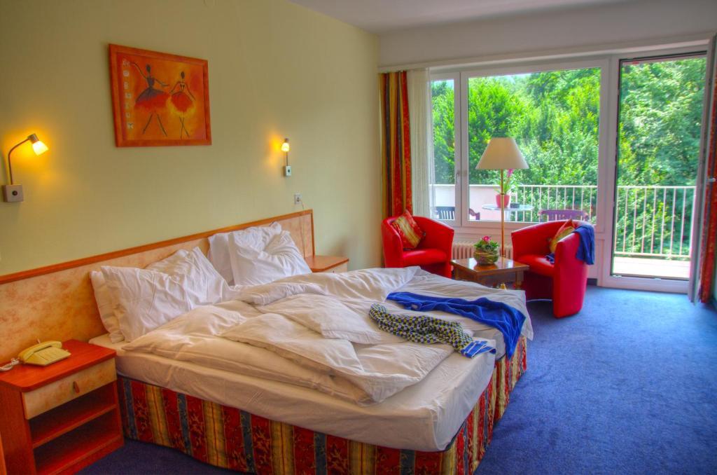 Doppel-/Zweibettzimmer mit Balkon
