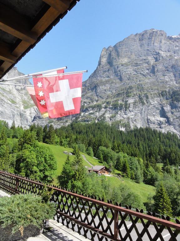 Superior Doppelzimmer mit Balkon und Aussicht über den Eiger