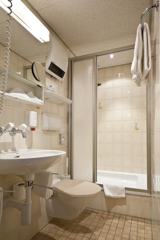 Dreibettzimmer mit Bad