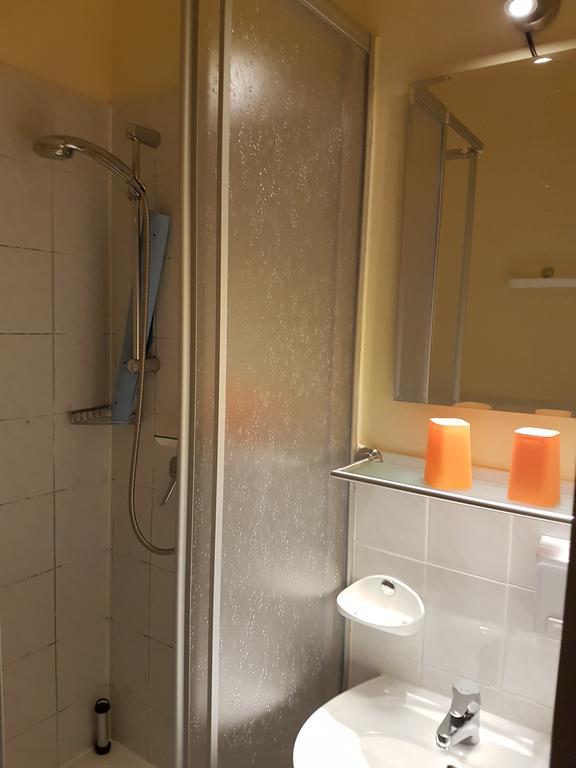 Doppel-/Zweibettzimmer mit Dusche