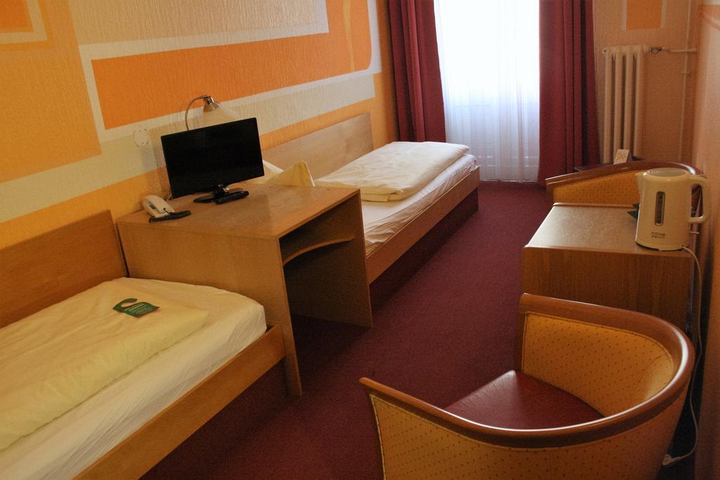 Zweibettzimmer mit Bad