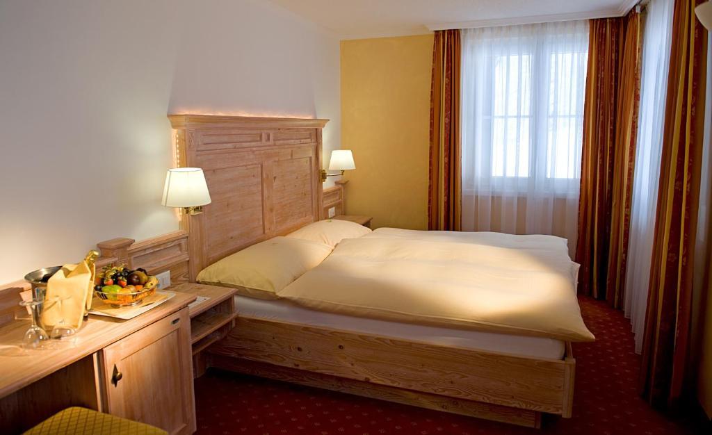 Dreibettzimmer mit Gartenblick