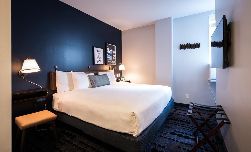 Modernes Zimmer mit Kingsize-Bett