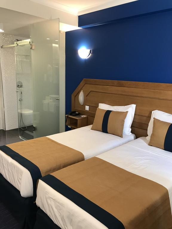 Doppel- oder Zweibettzimmer