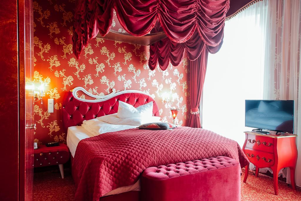 Honeymoon Room,684304005:JPEG