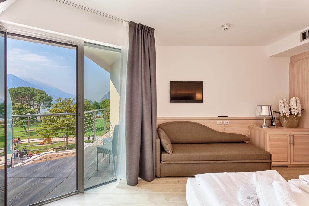 Superior-Doppelzimmer mit seitlichem Seeblick und Balkon