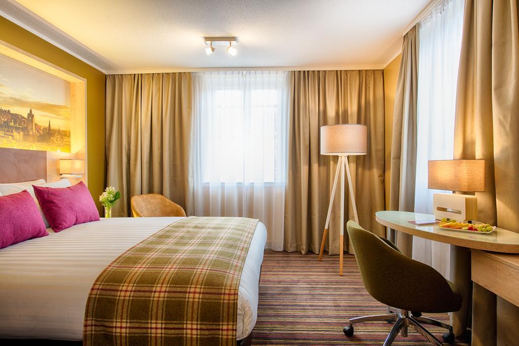 Standard Zimmer mit Kingsize-Bett und Sofa
