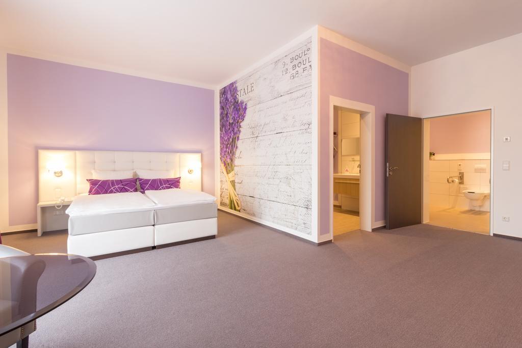 Zimmer mit Kingsize-Bett - Barrierefrei/befahrbare Dusche
