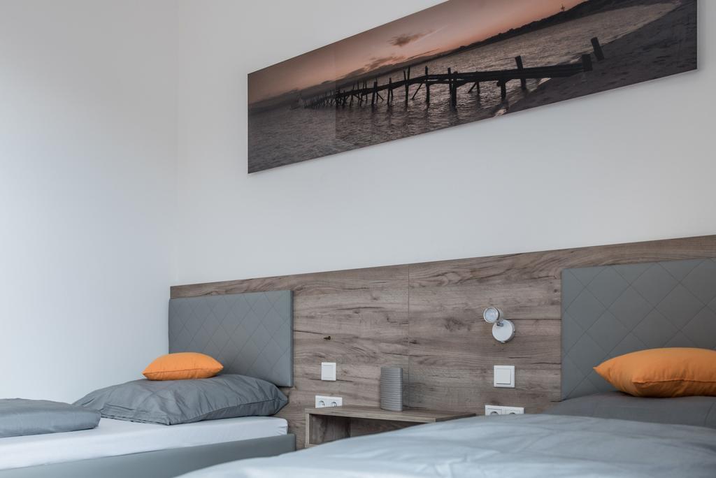 Apartment with Shower (3 Beds),462861600:JPEG