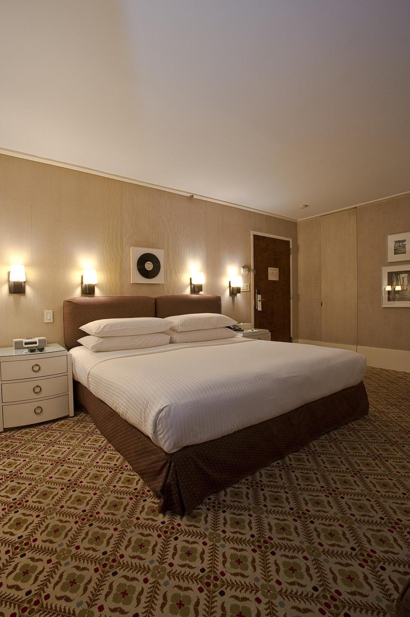2 Zimmer mit Queensize-Bett und Verbindungstür