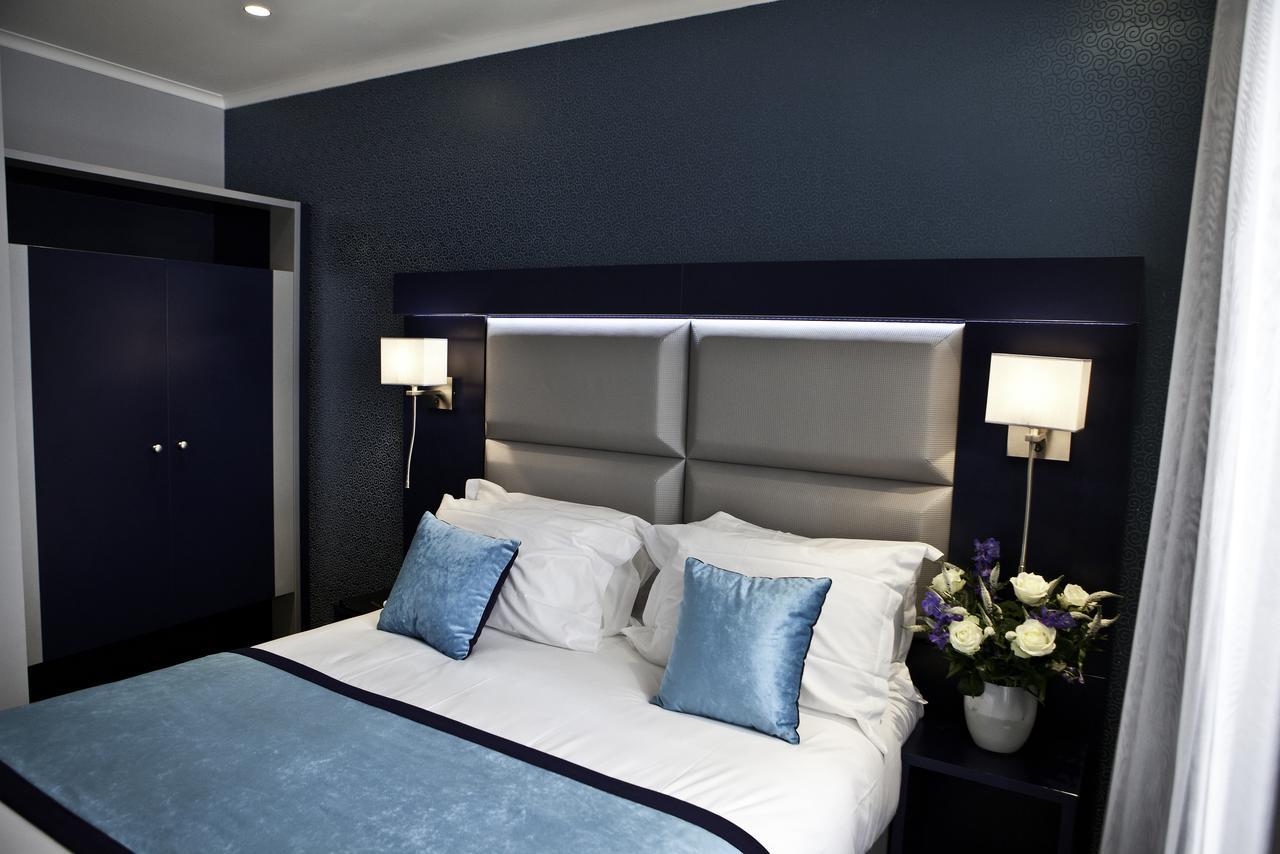 2 nebeneinander liegende Doppelzimmer