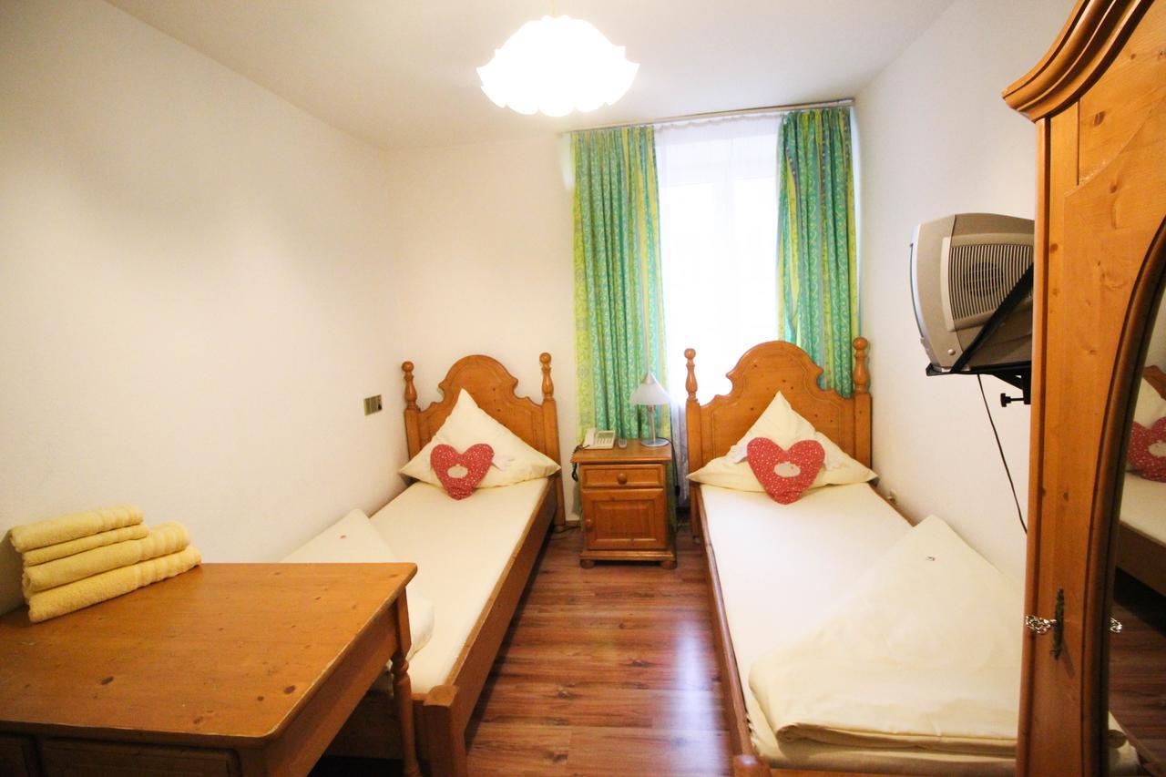 Twin Room with own Shower and Shared Toilet,1399124807:JPEG
