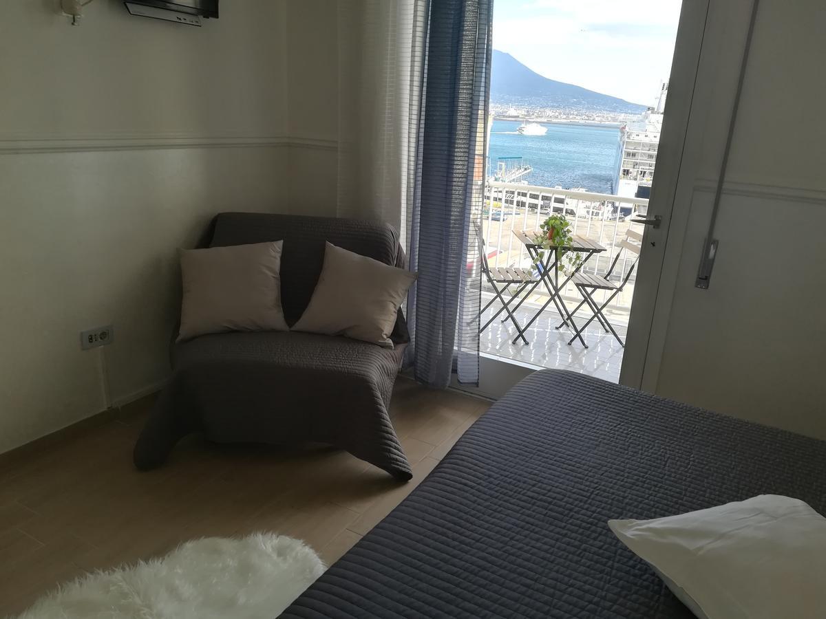Zimmer mit Kingsize-Bett und Meerblick