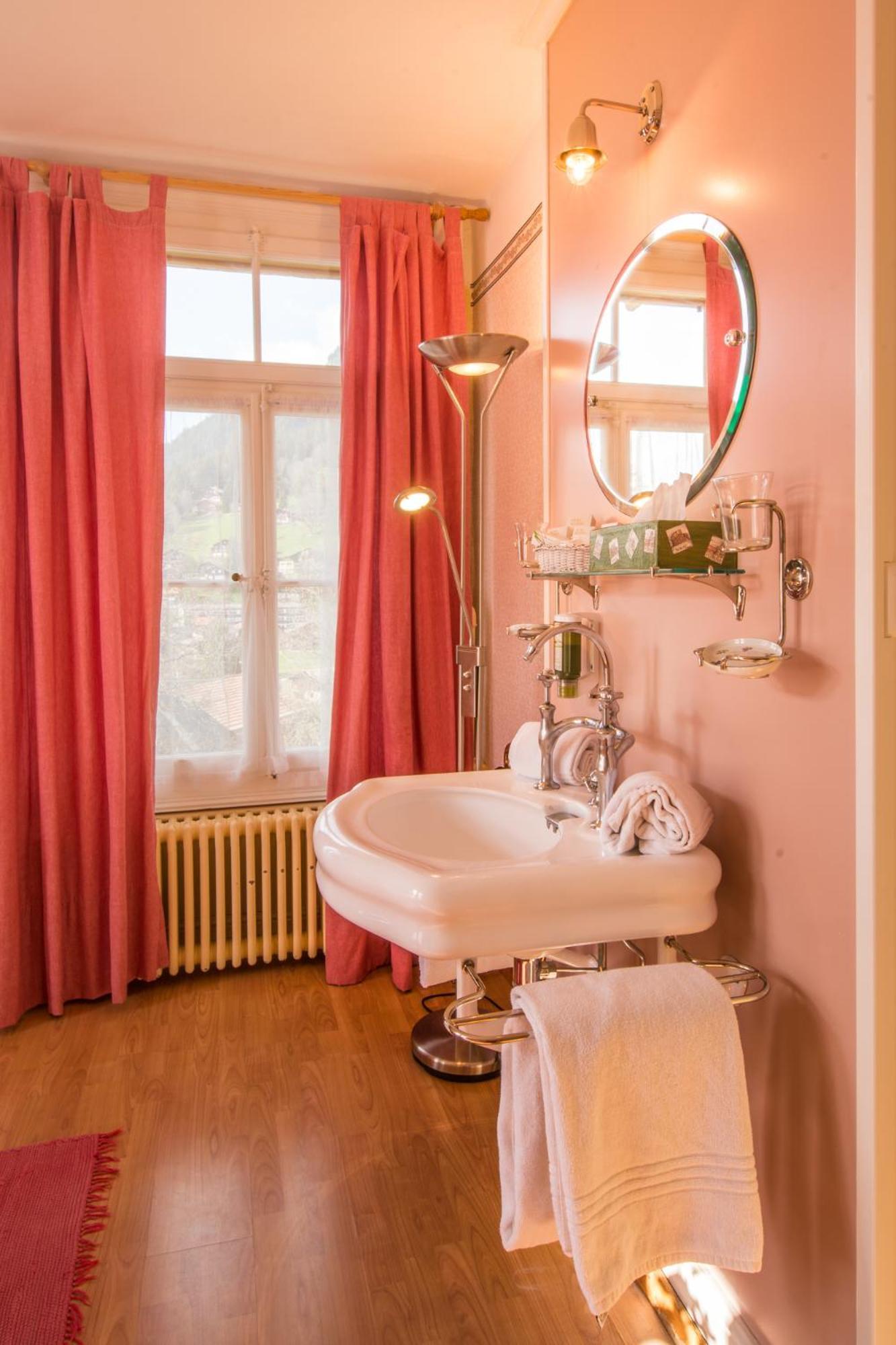 Familienzimmer mit Balkon und Bergblick