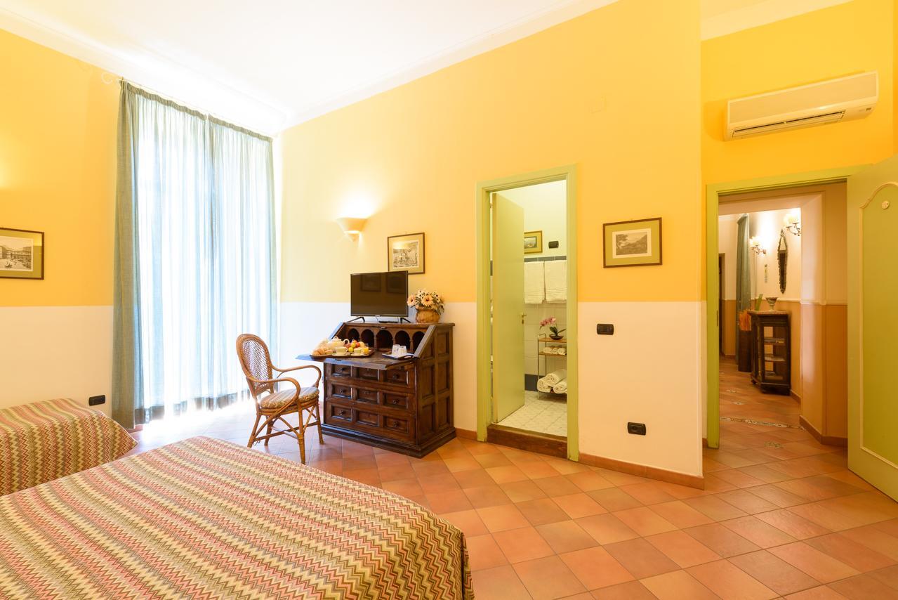 Dreibettzimmer mit Balkon