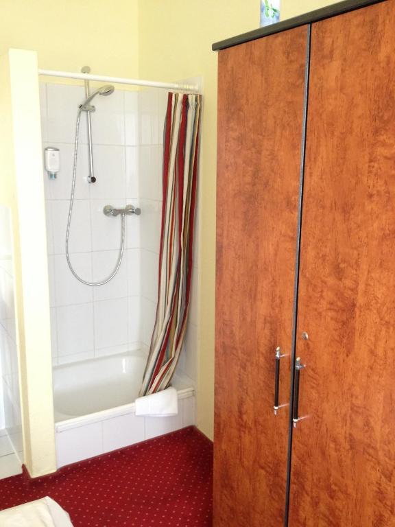 Einzelzimmer mit Gemeinschaftsbad und WC.