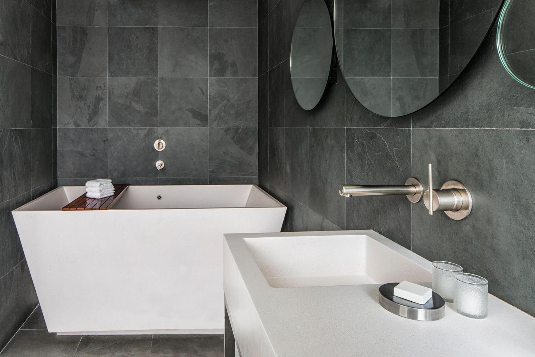 Zimmer mit Kingsize-Bett, Badewanne und Balkon - obere Etage