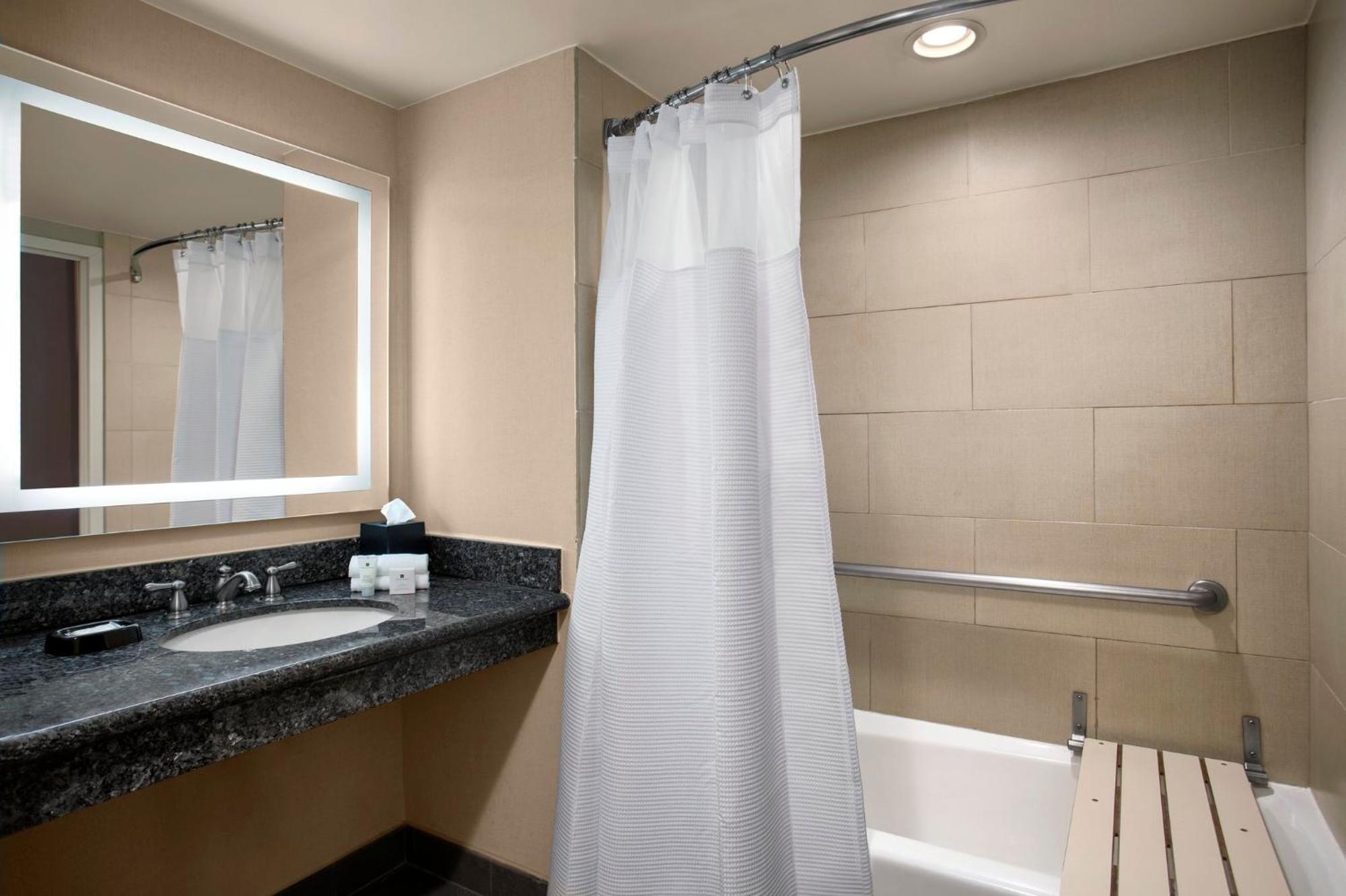 Standard Zimmer mit Kingsize-Bett und barrierefreier Badewanne – barrierefrei