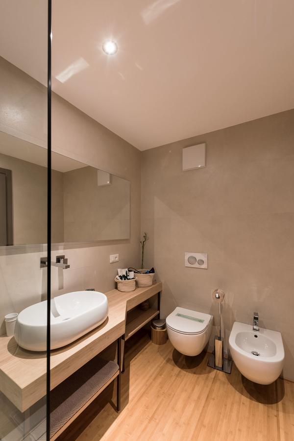 Zimmer mit Kingsize-Bett und Whirlpool im Zimmer