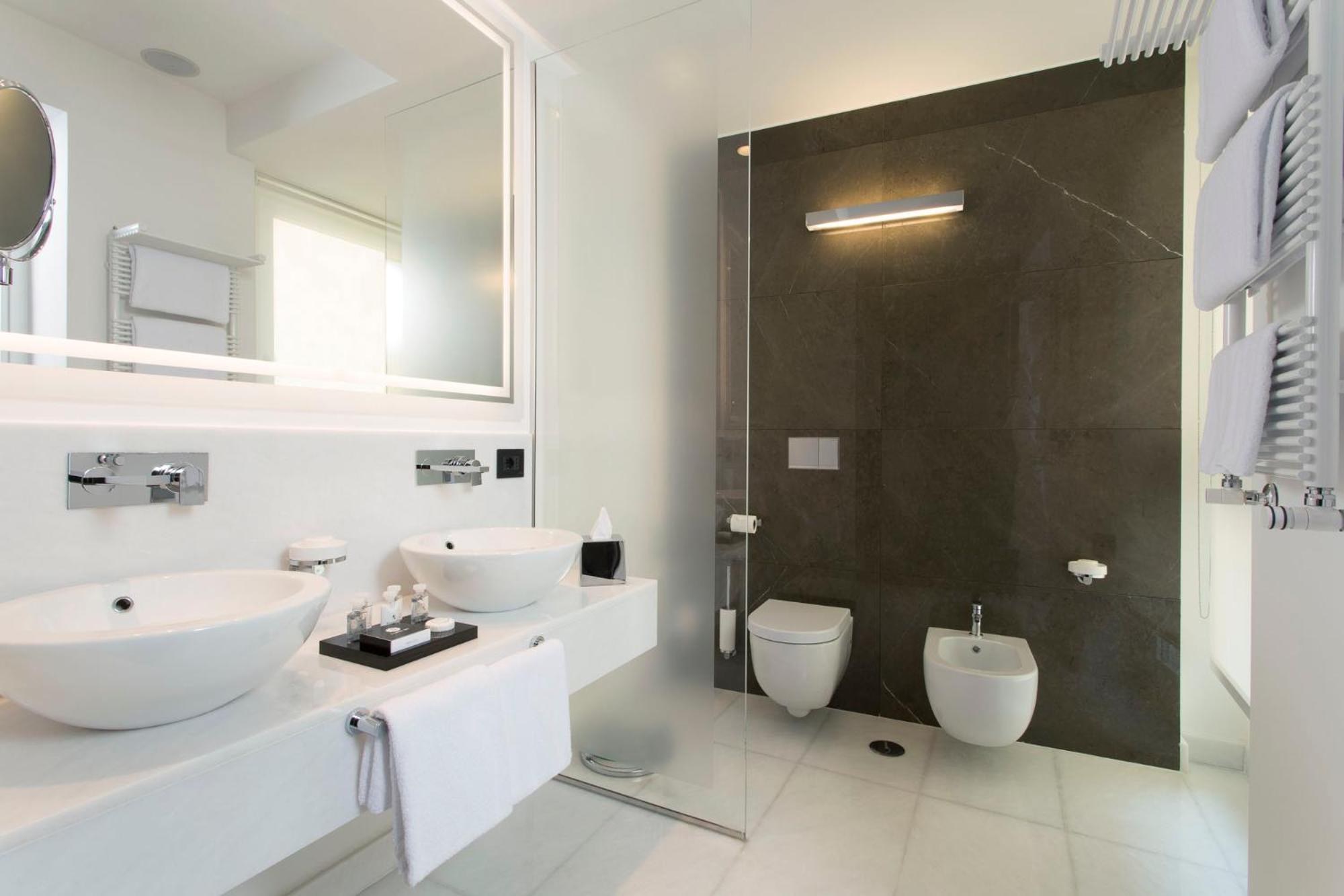Suite mit Kingsize-Bett und Balkon