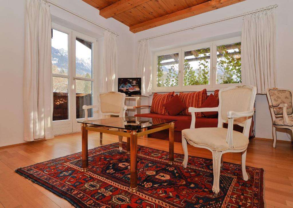 Doppelzimmer mit Balkon und Bergblick