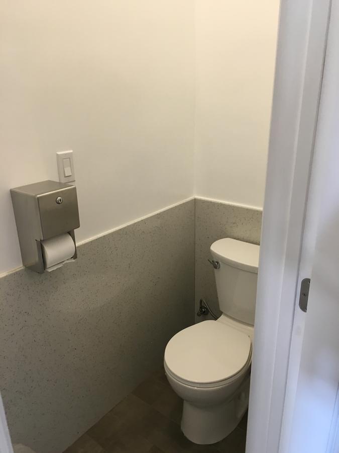 Zimmer mit Queensize-Bett und Gemeinschaftsbad