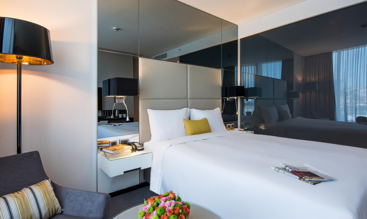 Zimmer mit Kingsize-Bett und Stadtblick