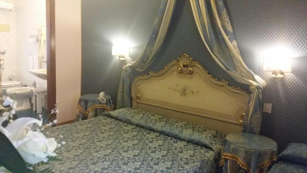 Doppel-/Zweibettzimmer mit Kanalblick