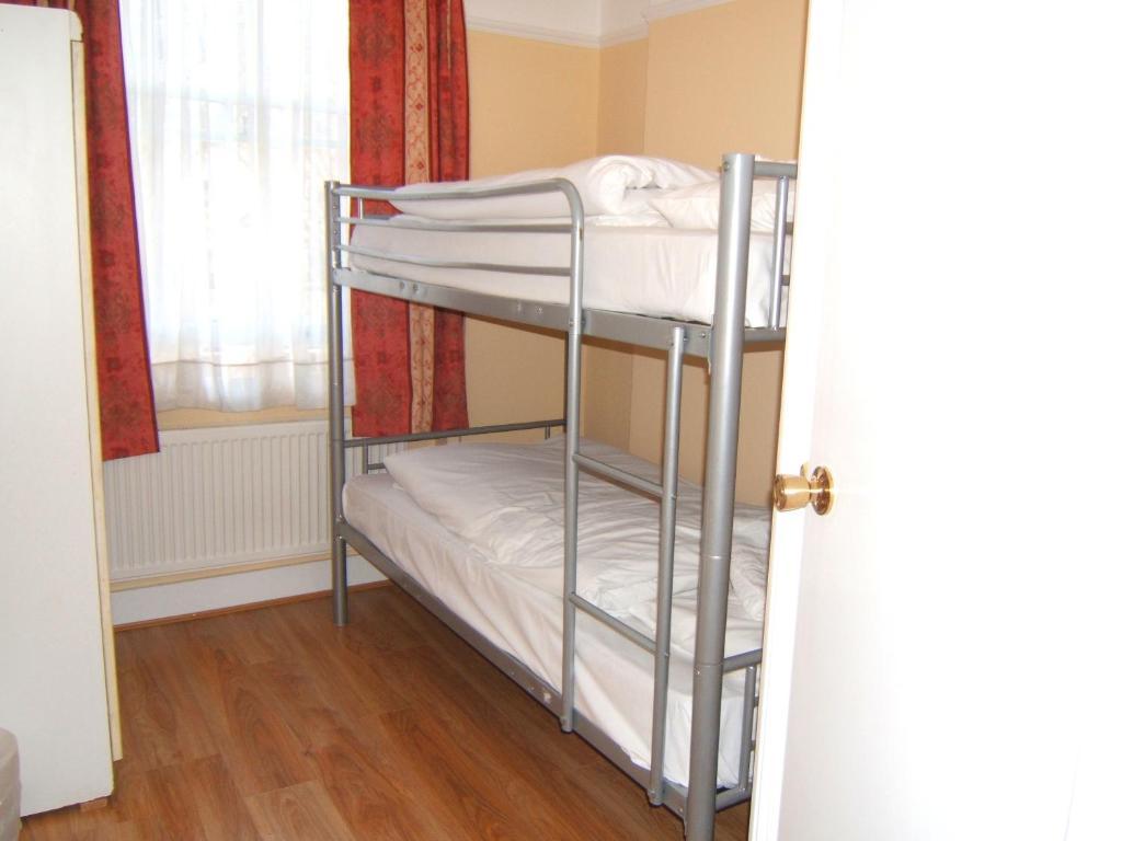 Zweibettzimmer mit Bad