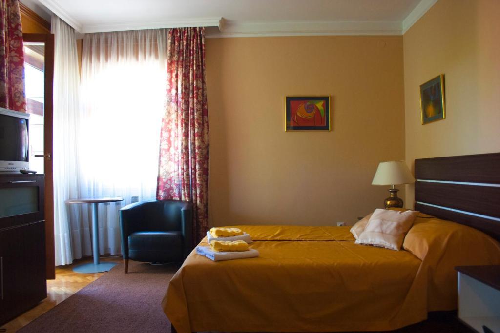 Standard Zimmer mit Kingsize-Bett