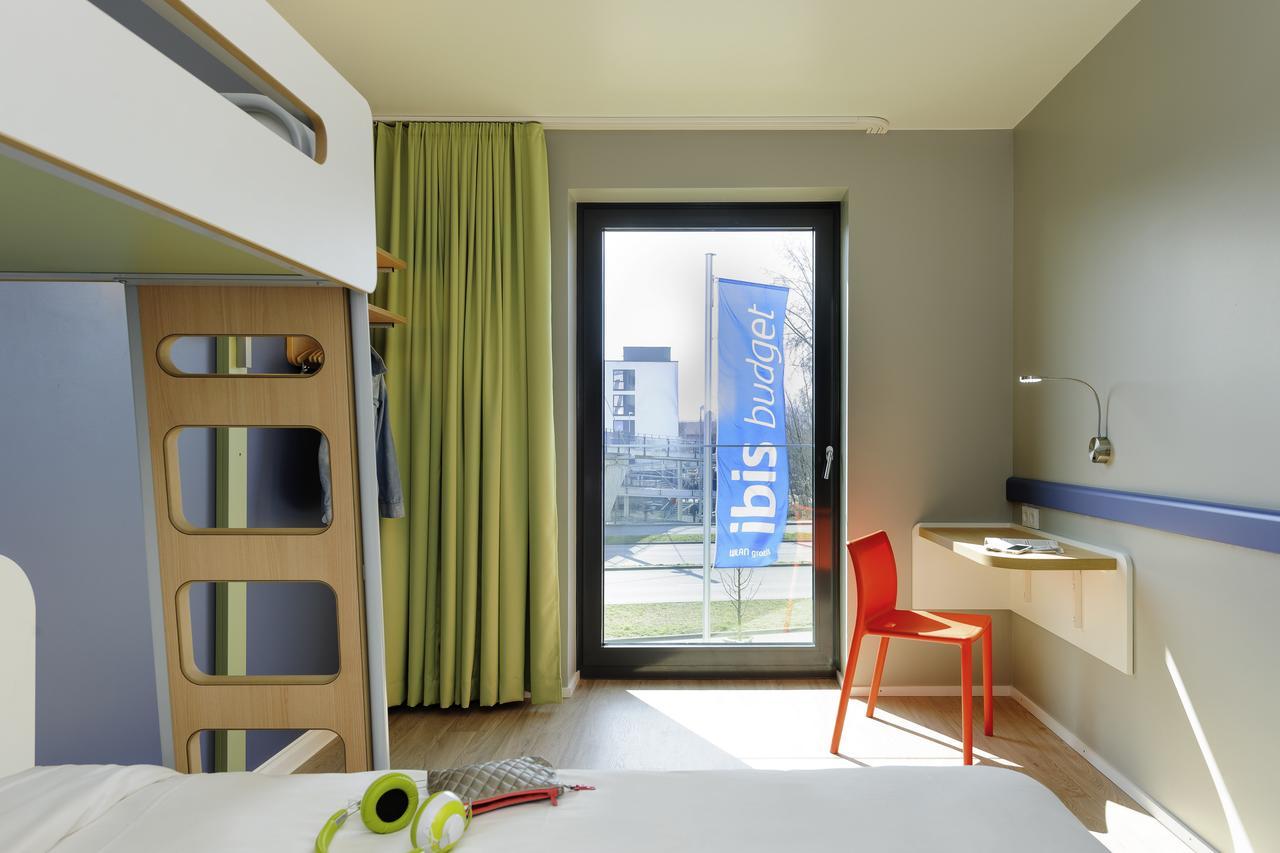Doppelzimmer mit 1 Doppelbett und 1 Etagenbett.