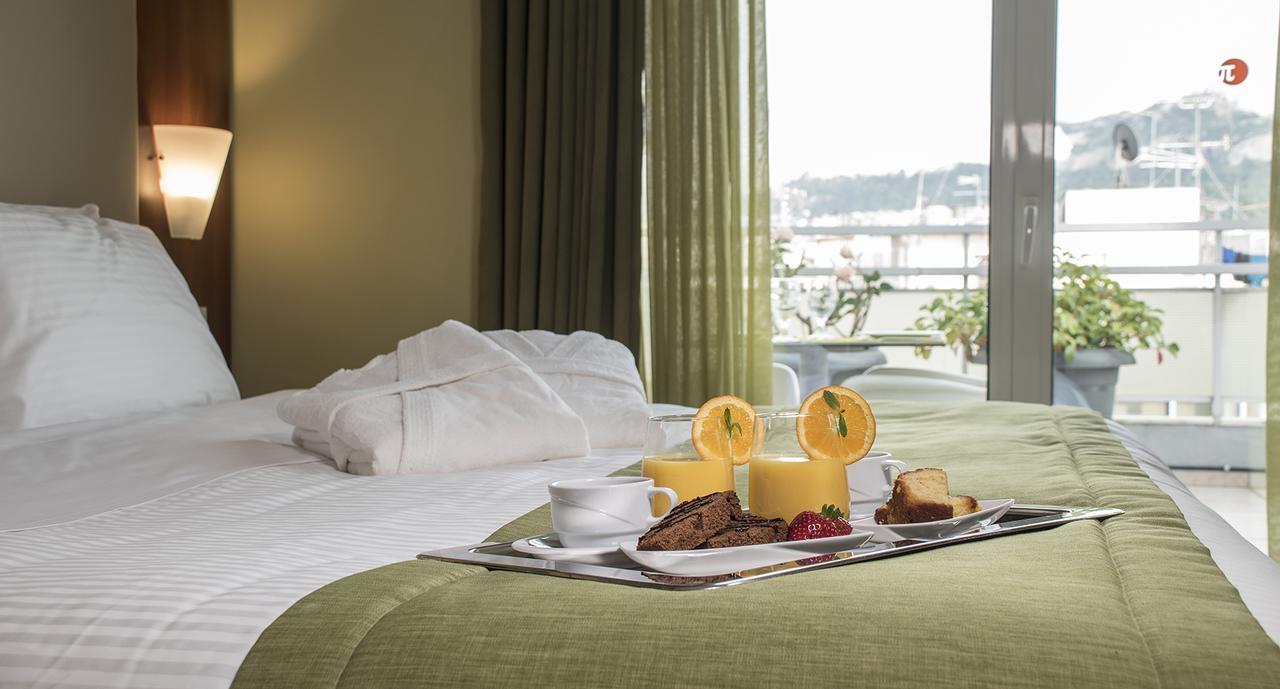 Executive Doppelzimmer mit eigener Veranda und Blick auf die Akropolis