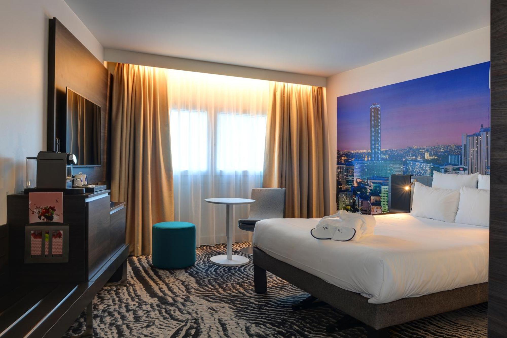 Executive Zimmer mit Queensize-Bett und Sofa für 2 Personen - Blick auf Paris