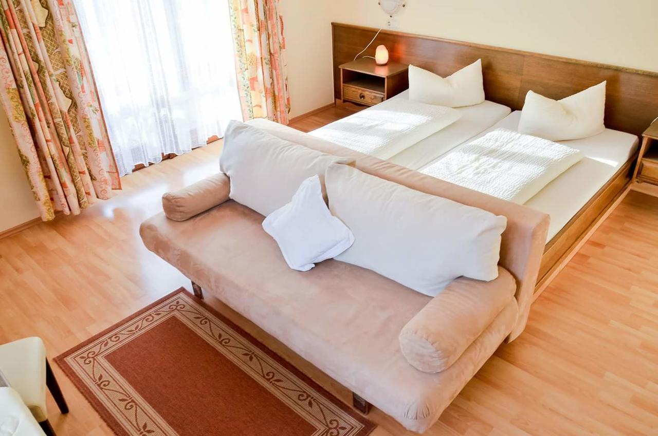 Dreibettzimmer mit Balkon
