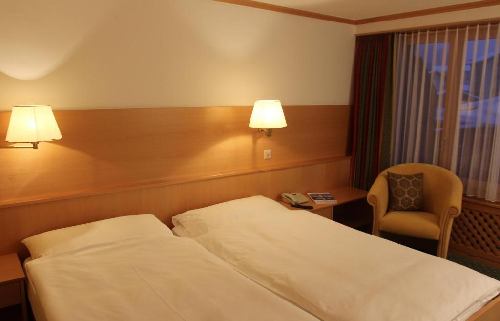 Doppelzimmer auf der obersten Etage unter der Dachschräge mit Blick auf das Matterhorn