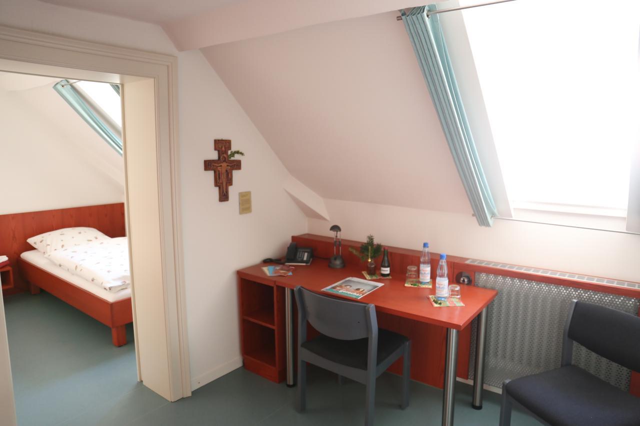 Zweibettzimmer mit Dusche