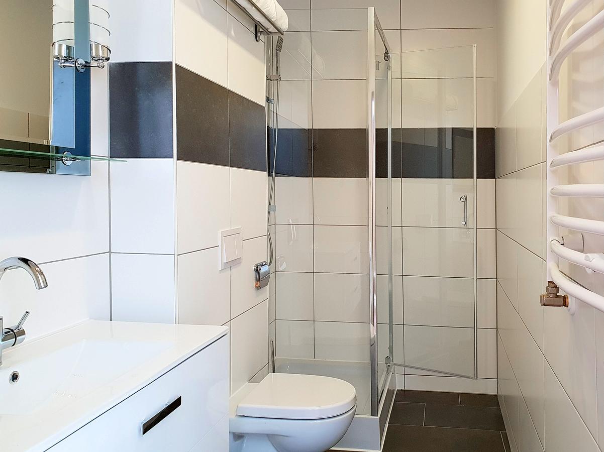 Dreibettzimmer mit Dusche