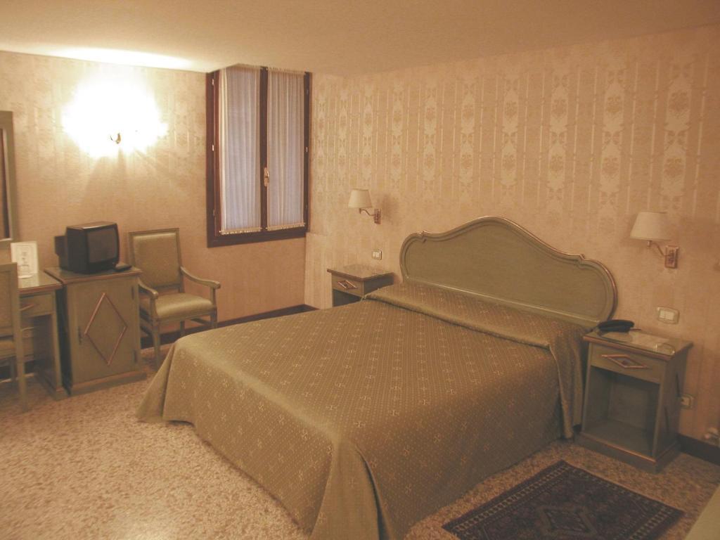 Doppel- oder Zweibettzimmer