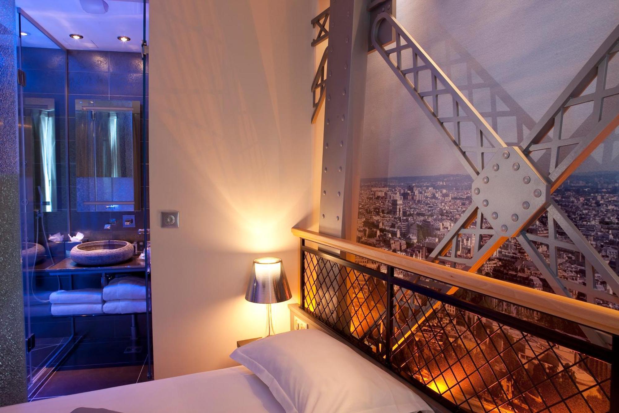 Doppelzimmer Eiffelturm mit Whirlpool-Badewanne