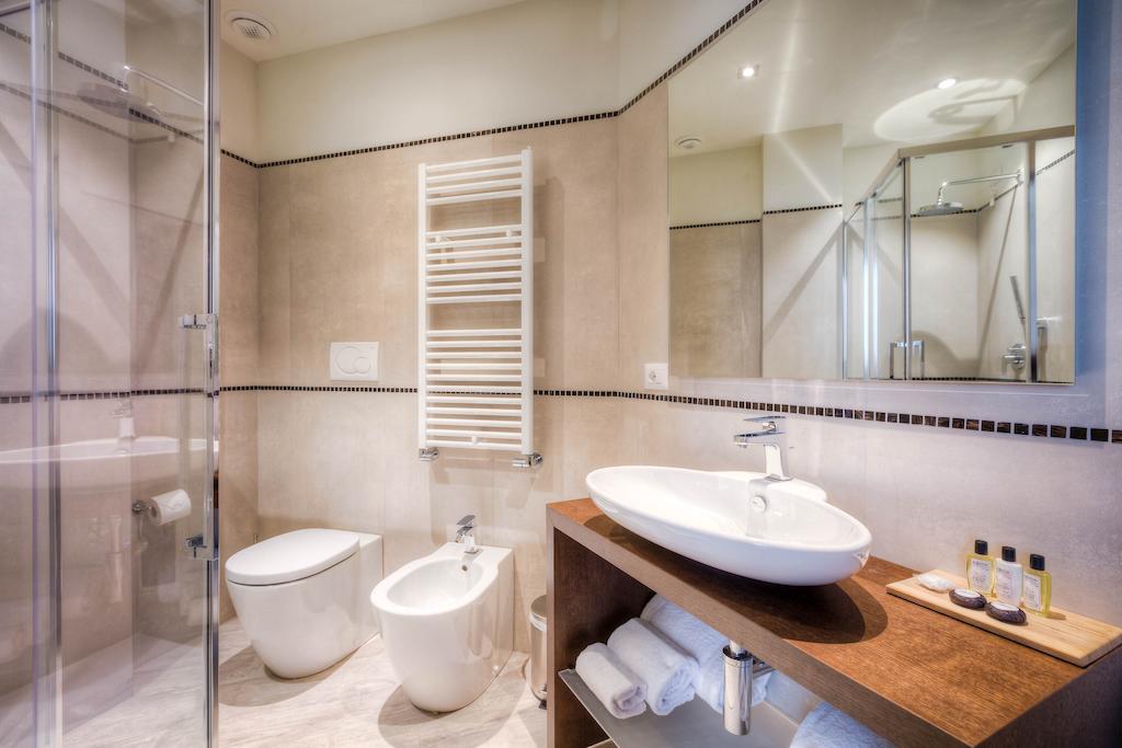Suite mit Terrasse sowie Zugang zur Küche und zum Pool
