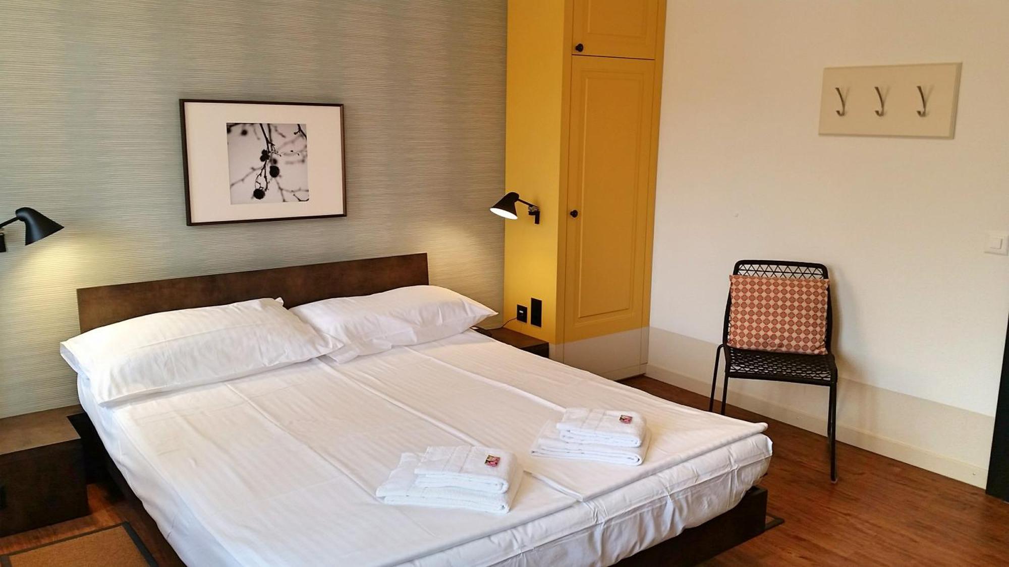 Modernes Doppel- oder Zweibettzimmer