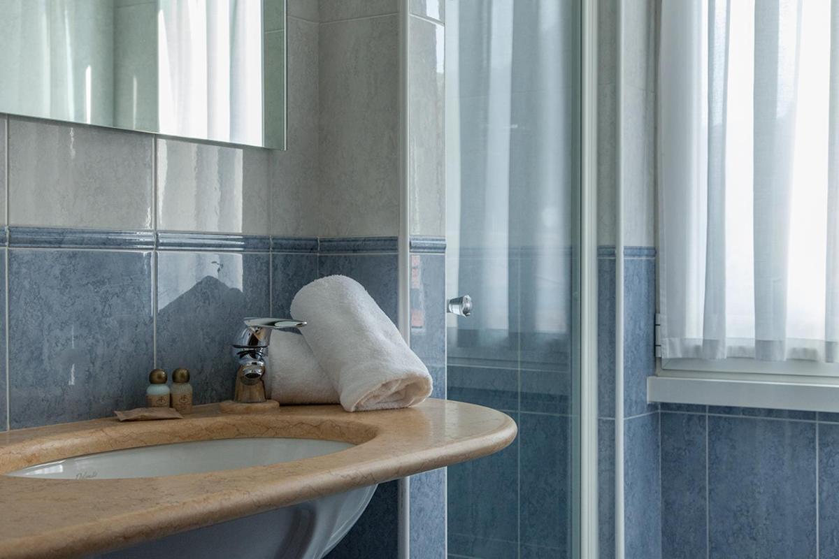 Dreibettzimmer mit Balkon und teilweisem Seeblick