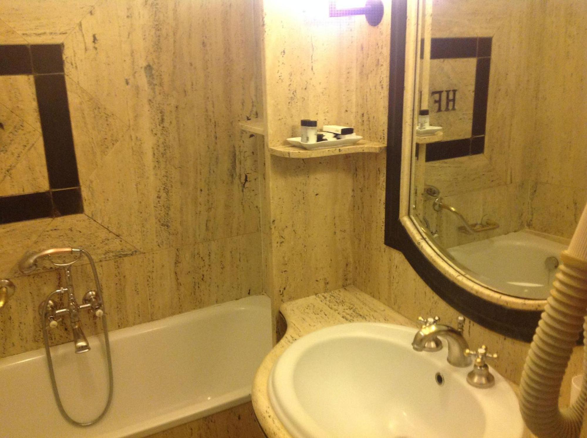 Zweibettzimmer mit Stadtblick