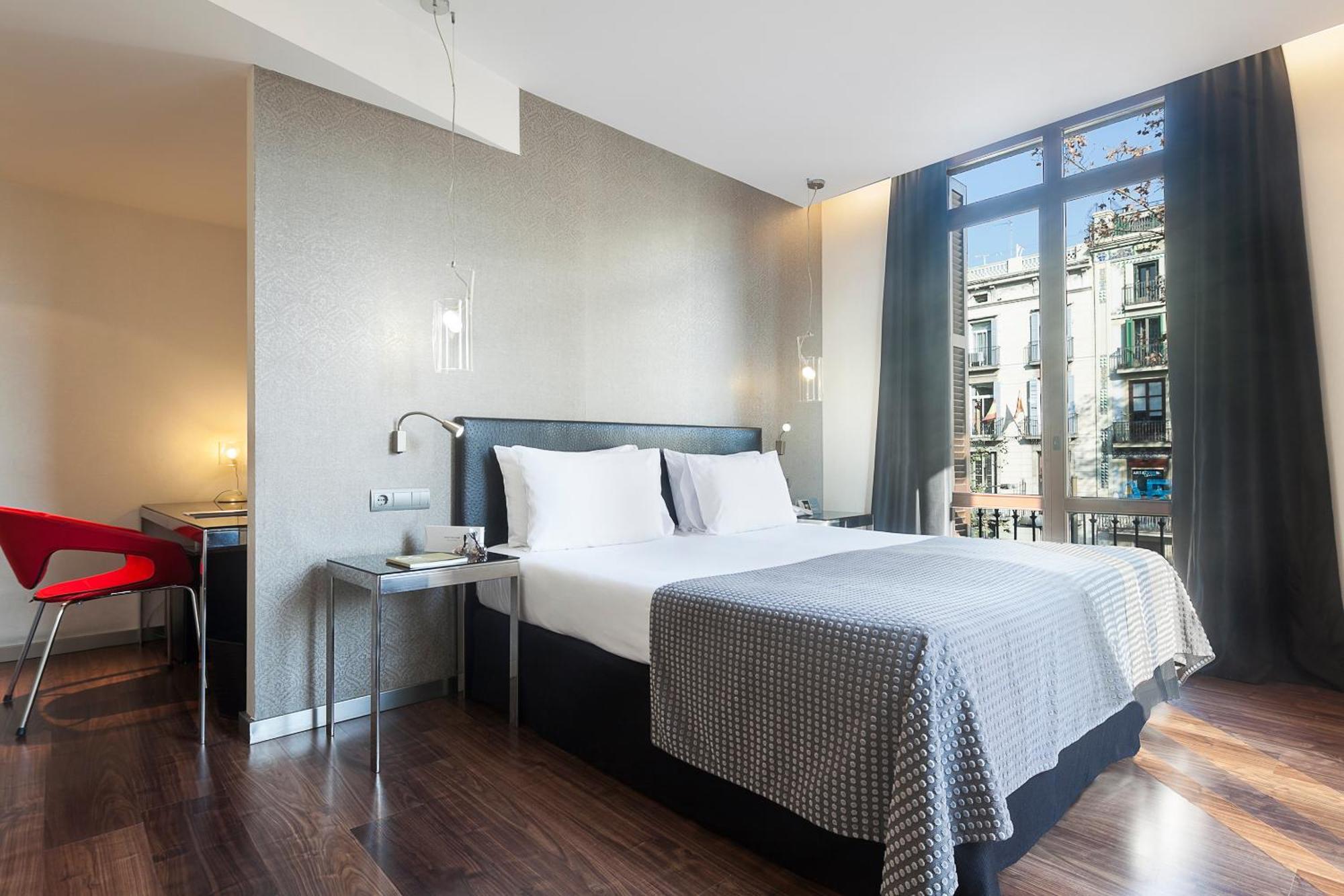 Doppel- oder Zweibettzimmer mit Blick auf den Prachtboulevard Las Ramblas